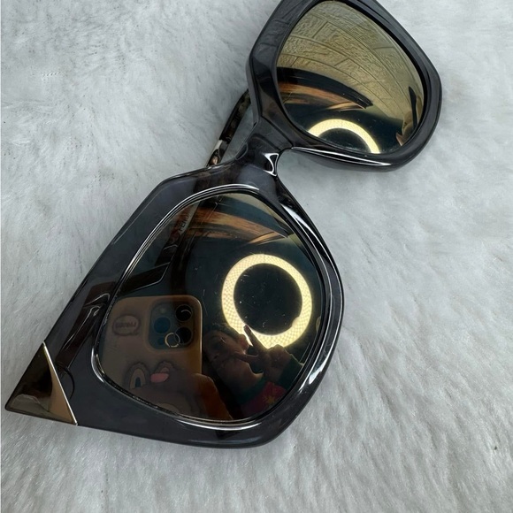 Chic Black Oversized Sunglasses - Picture 1 of 15